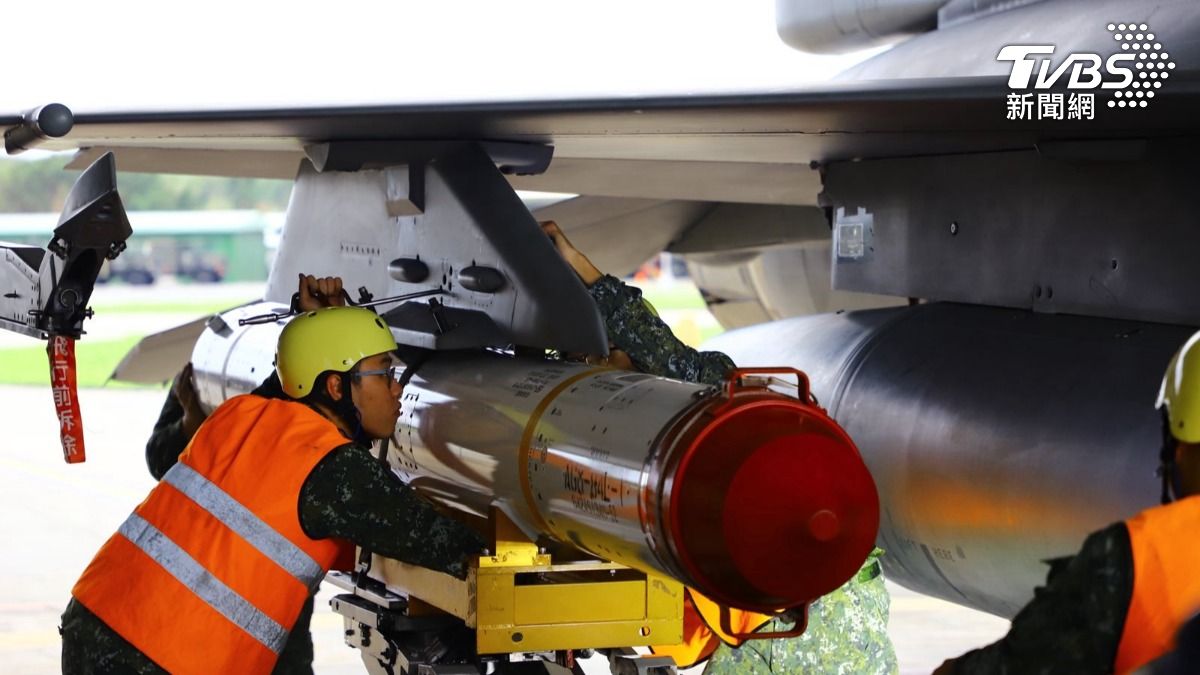 空軍第五聯隊F-16戰機執行魚叉反艦飛彈潛力裝掛。（圖／國防部提供）