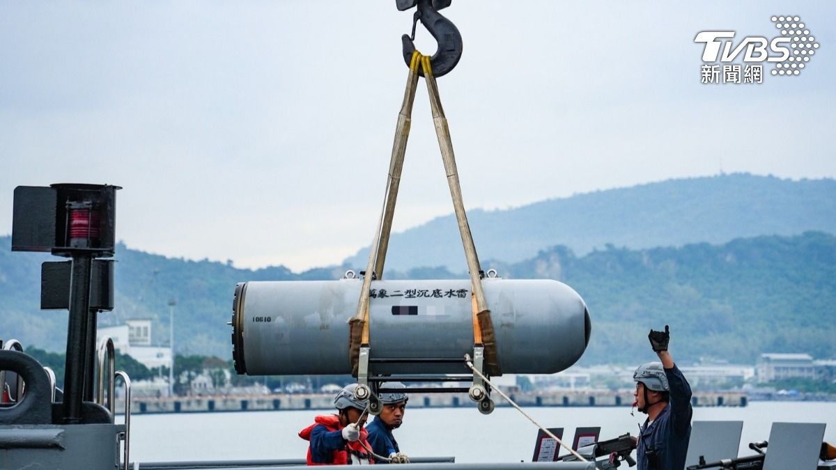 海軍快速布雷艇水雷吊放。（圖／國防部提供）
