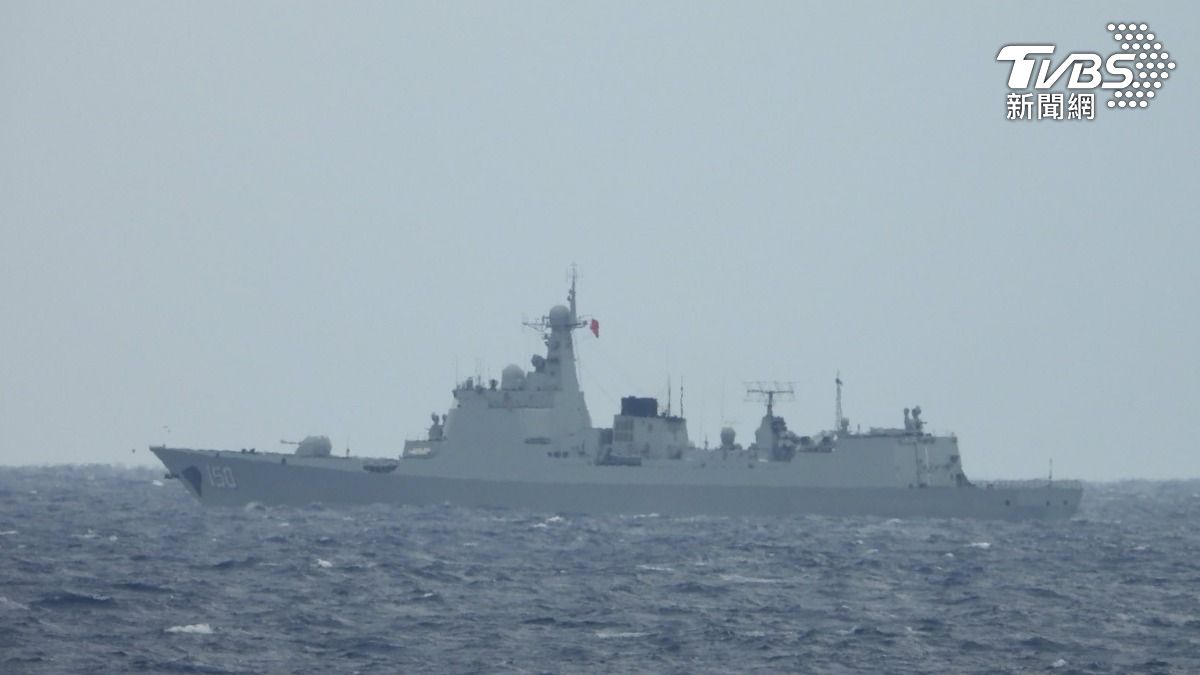 海軍左營軍艦（舷號1803）監控共軍長春艦（舷號150）。（圖／國防部提供）