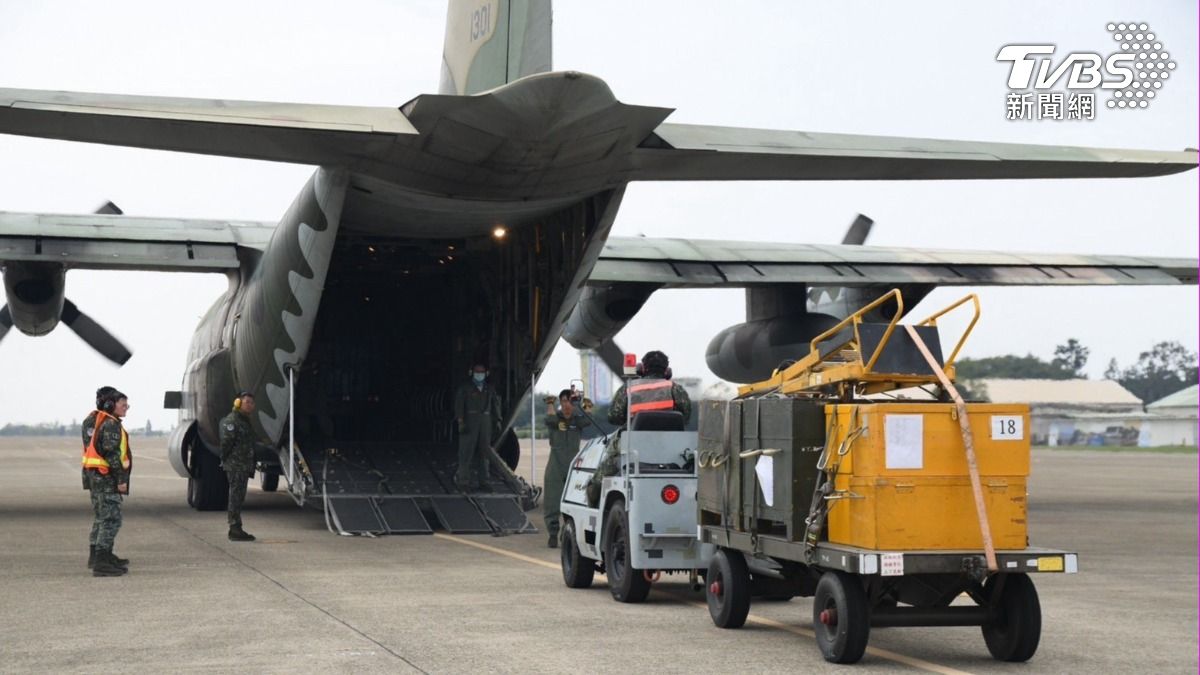 空軍第三聯隊C-130型運輸機裝載。（圖／國防部提供）