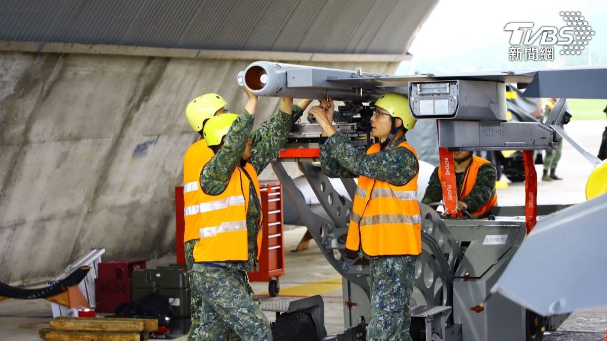 空軍第五聯隊F-16戰機執行潛力裝掛。（圖／國防部提供）