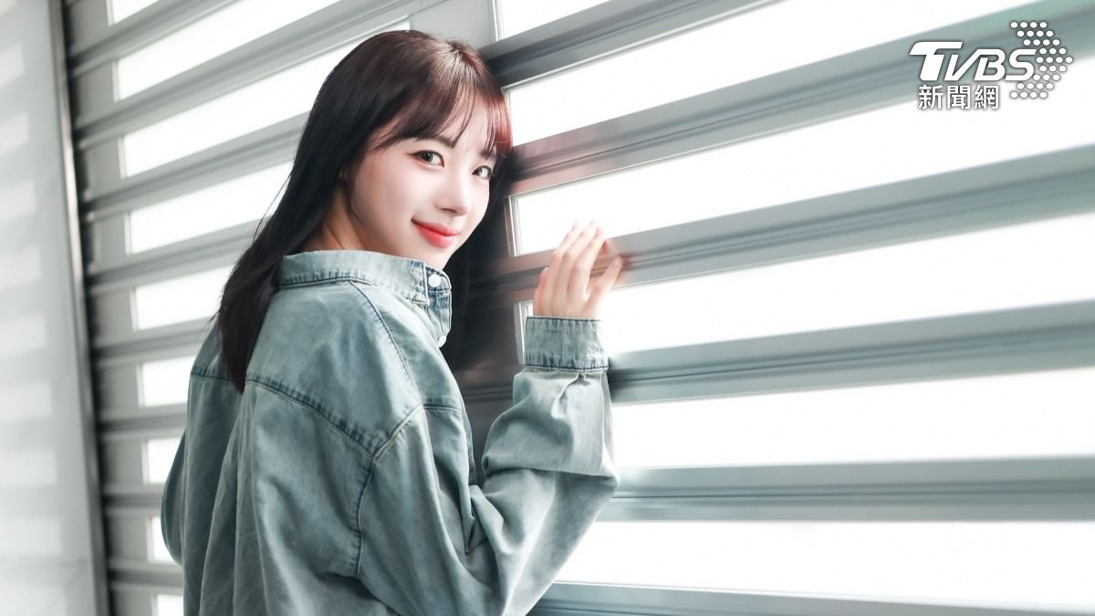 河智媛頭倚窗面，仙氣飄然。（圖／趙世平攝）