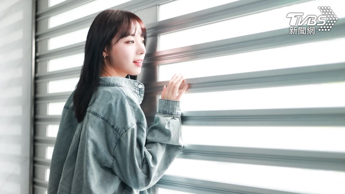 河智媛望向窗外美景。（圖／趙世平攝）