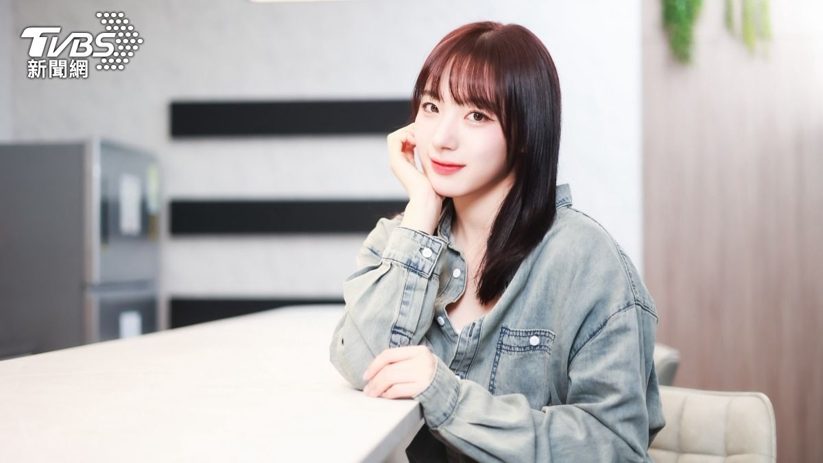 河智媛一手撐頭眼神帶電。（圖／趙世平攝）