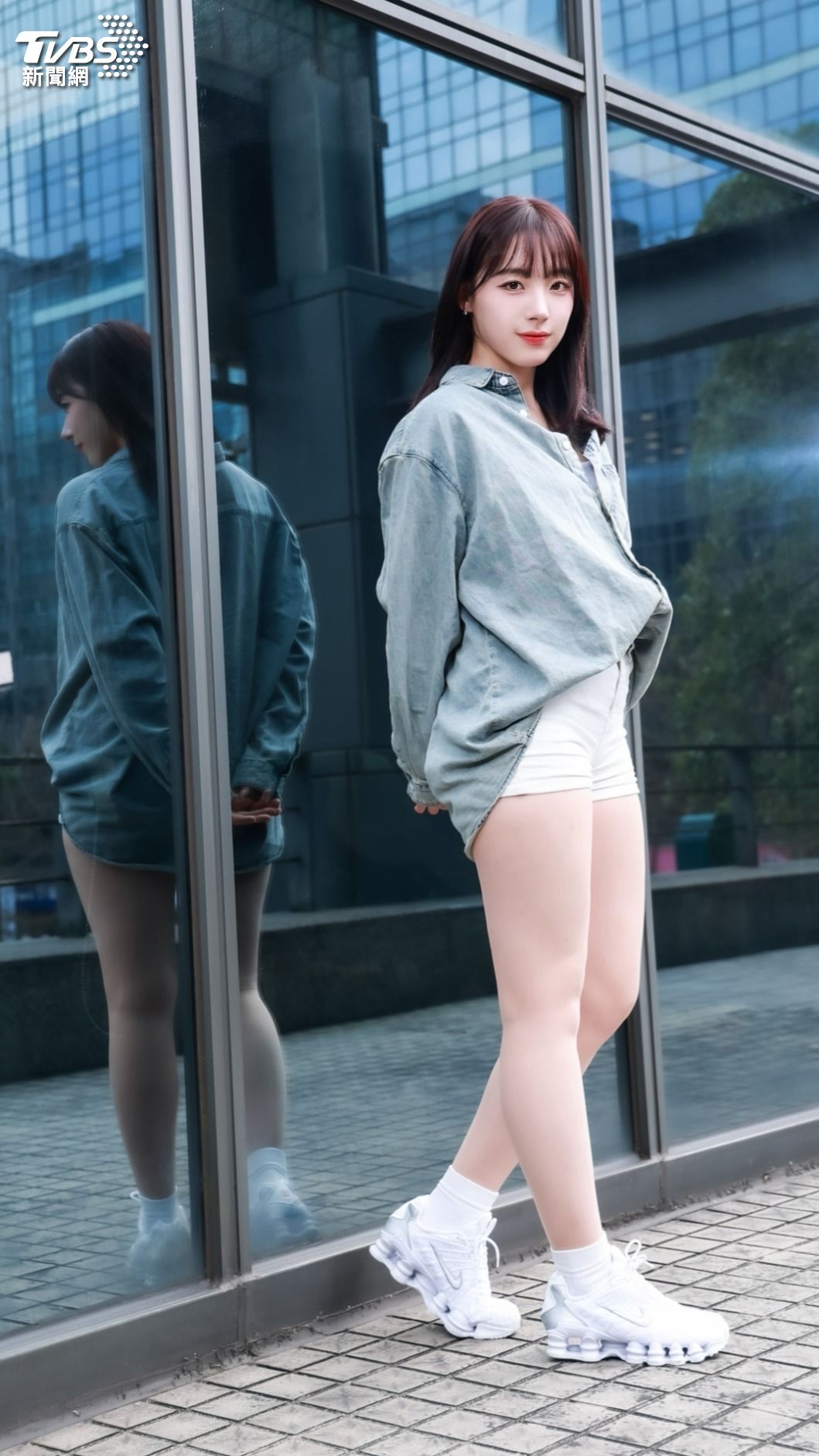 河智媛負手立姿擺拍。（圖／趙世平攝）