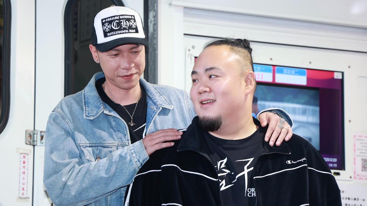 大淵（右起）、小春因為前一晚拍MV到早上還無法捐血。（圖／黃城碩攝影）