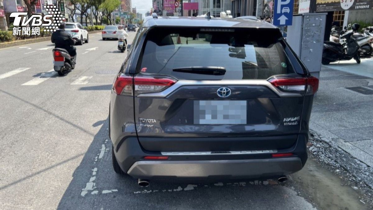 民眾看了休旅車違停後怒檢舉。（圖／TVBS）