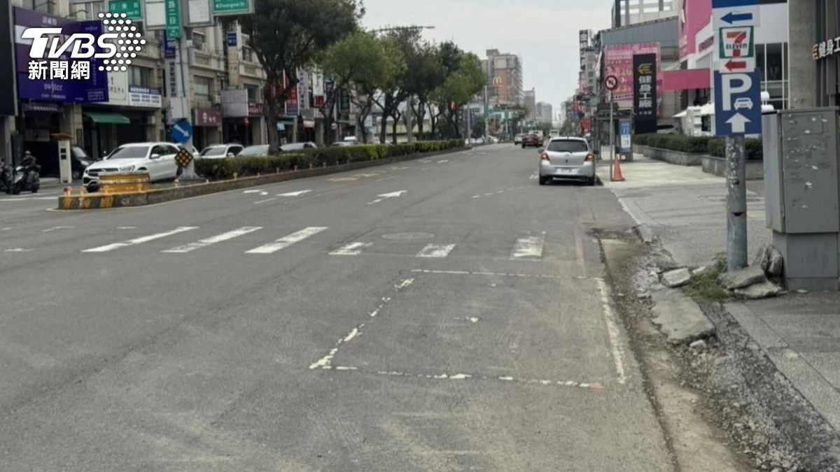 警方請拖吊車到場。（圖／TVBS）