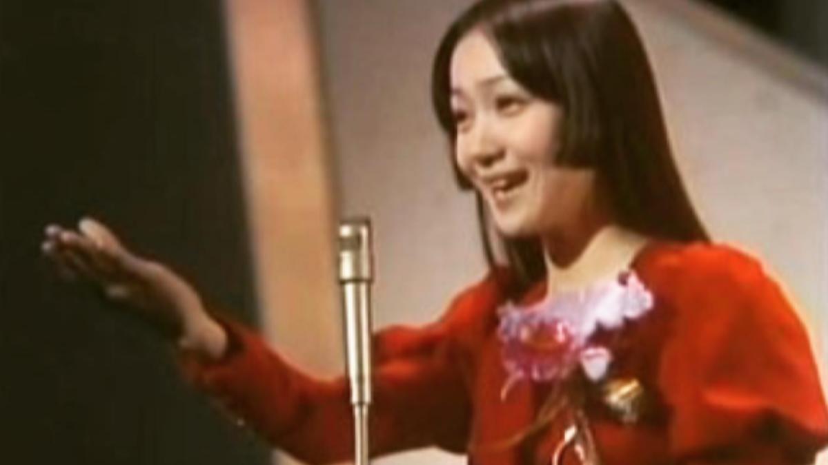 麻丘惠美在1970年代以清新甜美形象爆紅。（圖／翻攝自IG @麻丘めぐみ）