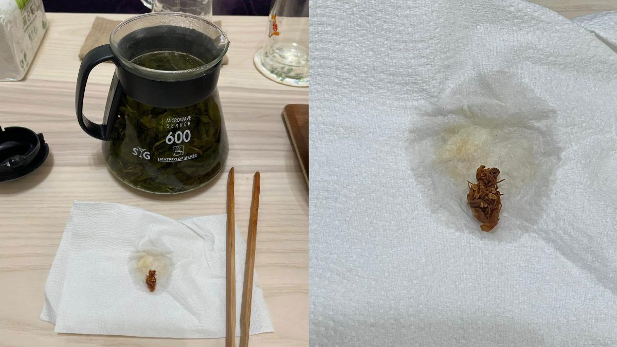 內行人解答並非異物而是茶花，採茶時會混到。（圖／翻攝自臉書「Costco好市多商品經驗老實說」）