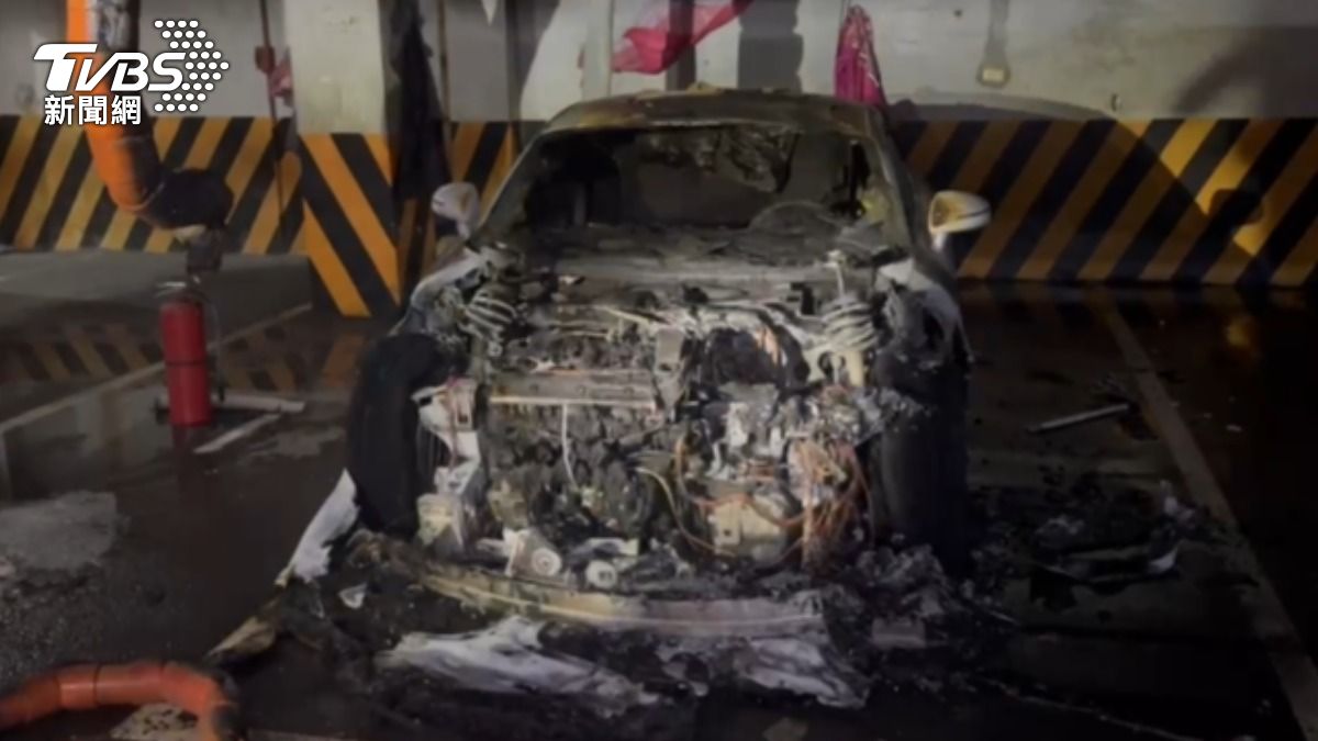 基隆某社區一處地下停車場車輛不明原因竄火燒毀。（圖／TVBS）