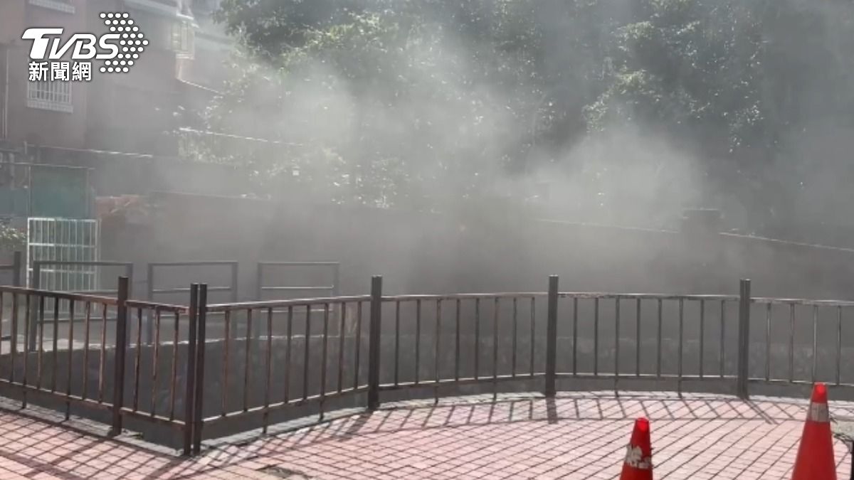 地下室不斷竄出濃煙。（圖／TVBS）
