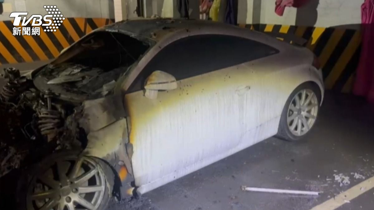 車輛不明原因起火，車頭被燒至焦黑，嚴重毀損。（圖／TVBS）