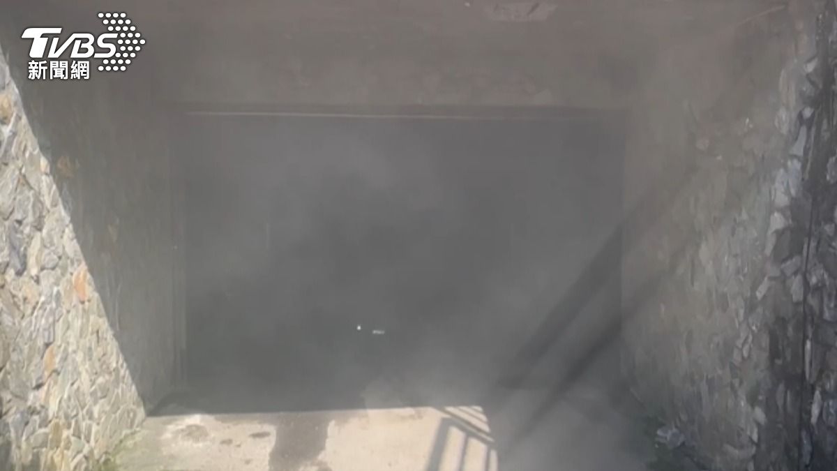 現場濃煙狂竄。（圖／TVBS）