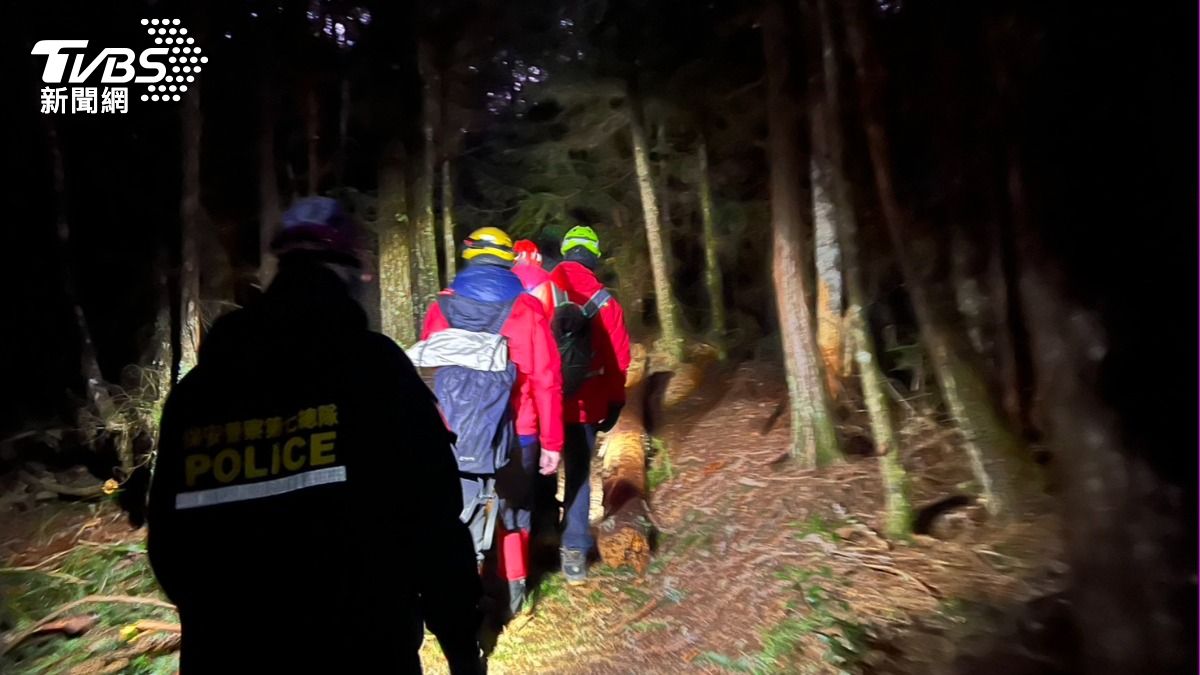 消防人員上山救援。（圖／TVBS）