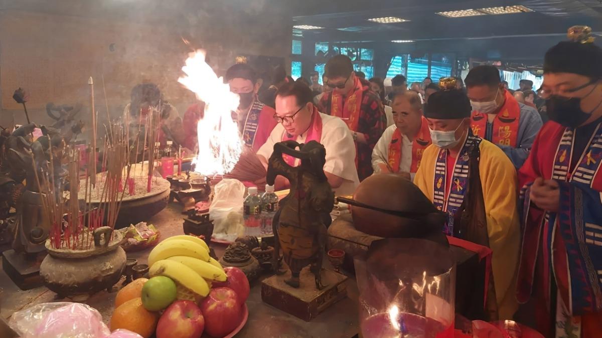 隨著封神榜電影熱映，不少年輕信眾近日赴陽明山姜太公道場，以糖果供奉哪吒（三太子）神尊。（圖／姜太公道場提供）