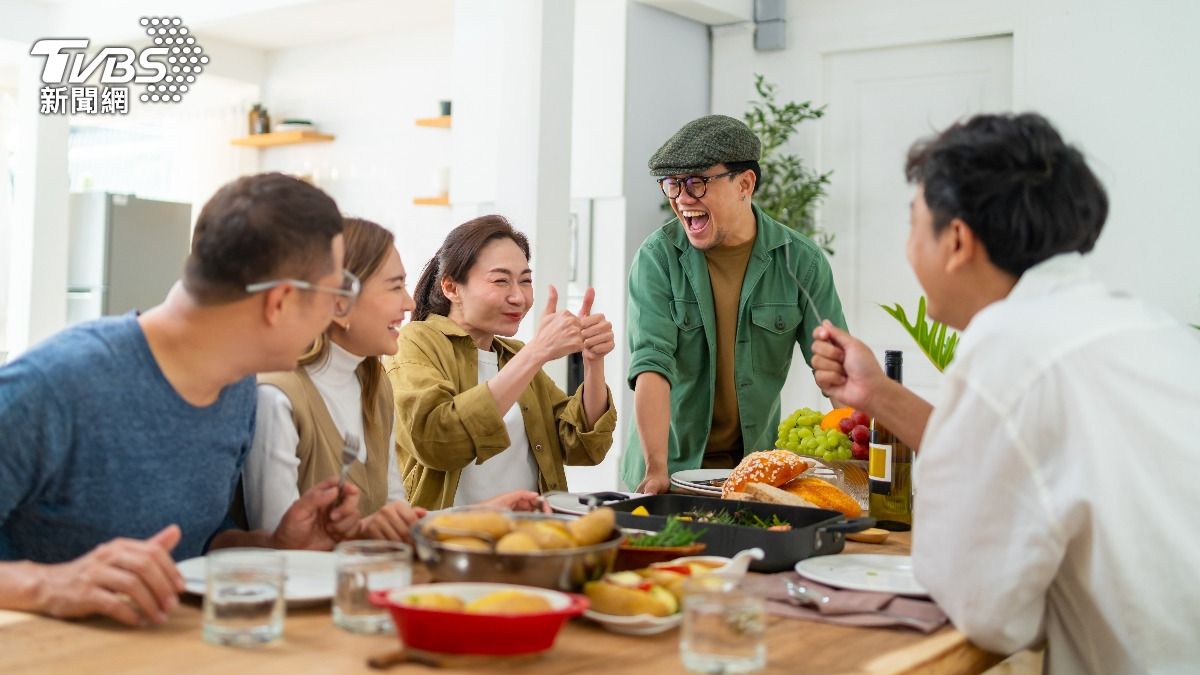 研究發現與人共同用餐、人與人之間相互信任對幸福感的影響力大。（示意圖／shutterstock達志影像）