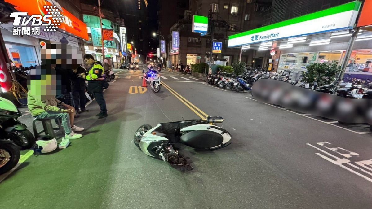 機車騎士擦撞男童後慘摔。（圖／TVBS）