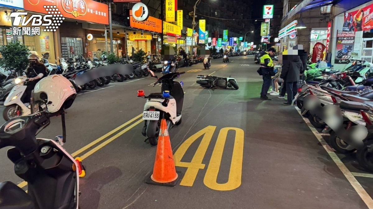 機車騎士擦撞男童後慘摔。（圖／TVBS）