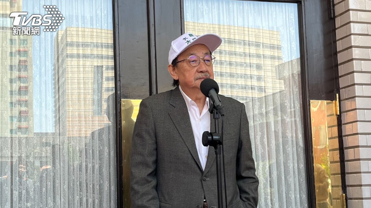 民進黨立法院黨團總召柯建銘21戴著「大罷免大成宮」帽子亮相。（圖／讀者提供）