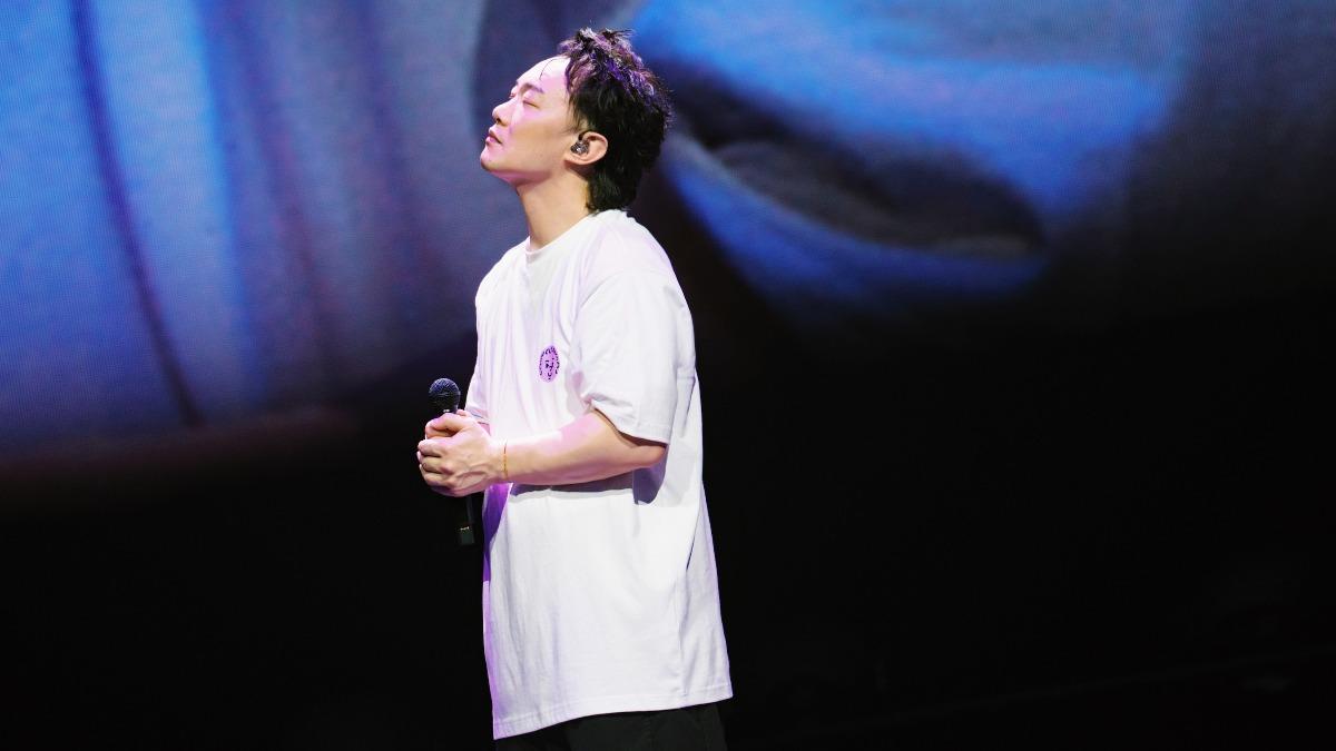 陳奕迅演唱〈孤獨患者〉悼念好友方大同。（圖／My Kan提供）