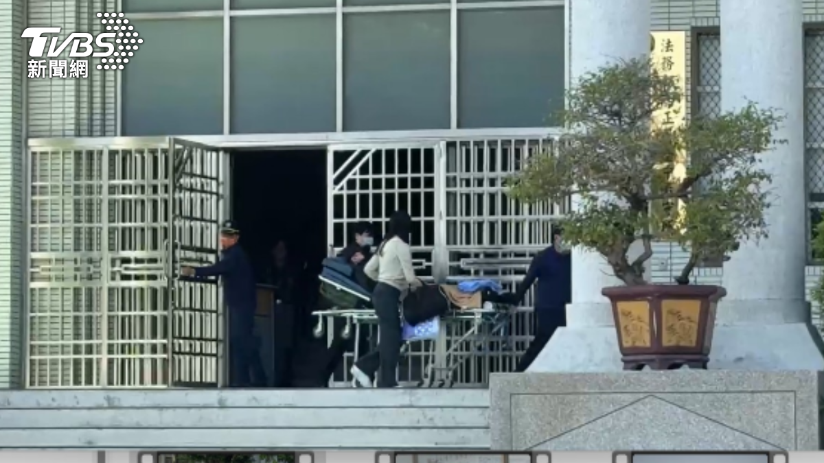 林明佐躺擔架被推出來。（圖／TVBS）