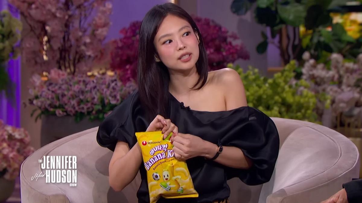 Jennie在節目上推薦農心的零食。（圖／翻攝自JenniferHudsonShow YouTube）