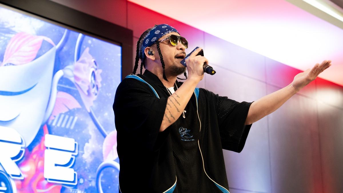 葛西瓦將到老闆娘阿妹的家鄉開唱，笑說會再問問她要不要來玩。（圖／臺東縣政府提供）