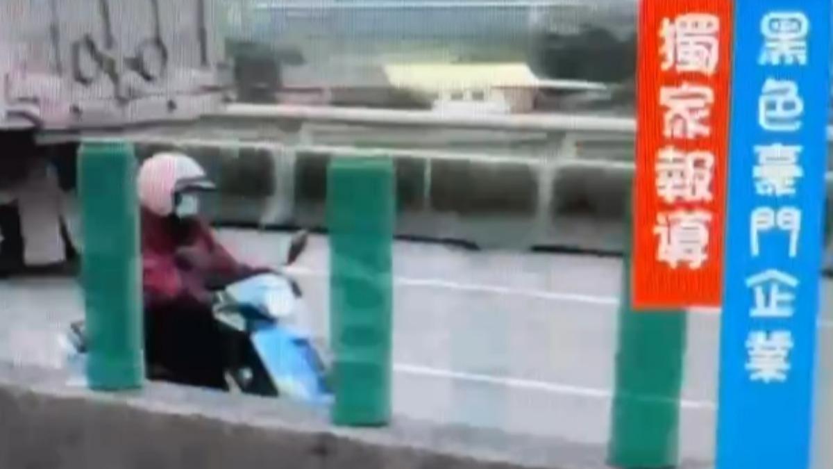 何姓婦人騎乘機車，一路逆向行駛在台84線快速道。（圖／翻攝自黑色豪門企業）