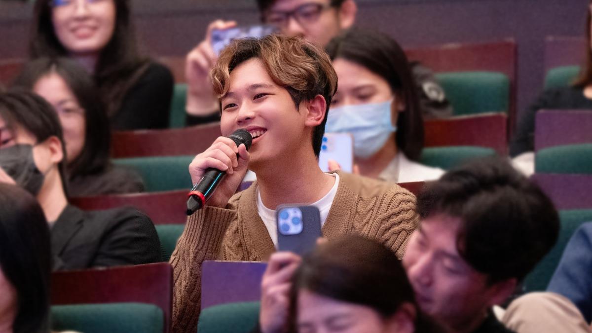 理想混蛋主唱雞丁意外被點歌，接連獻唱〈離開的一路上〉、〈今天星期六〉。（圖／碩樂國際娛樂提供）