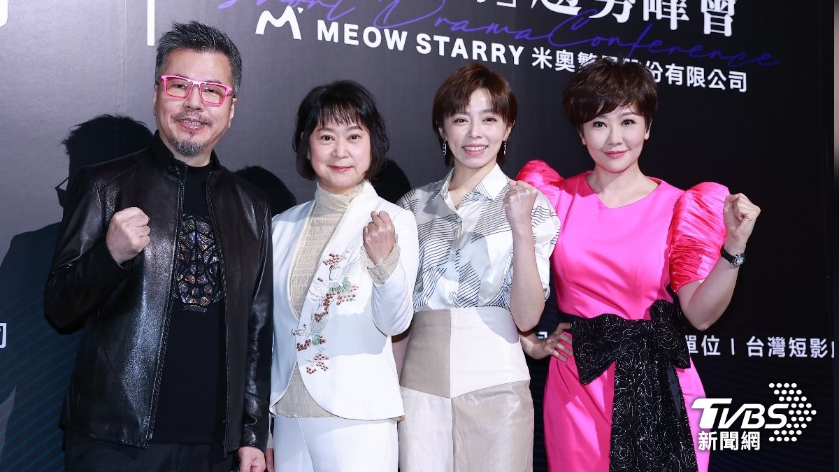 王月（左二）、王瞳（右二）力挺黃國倫（左）、寇乃馨夫妻。（圖／黃城碩攝）