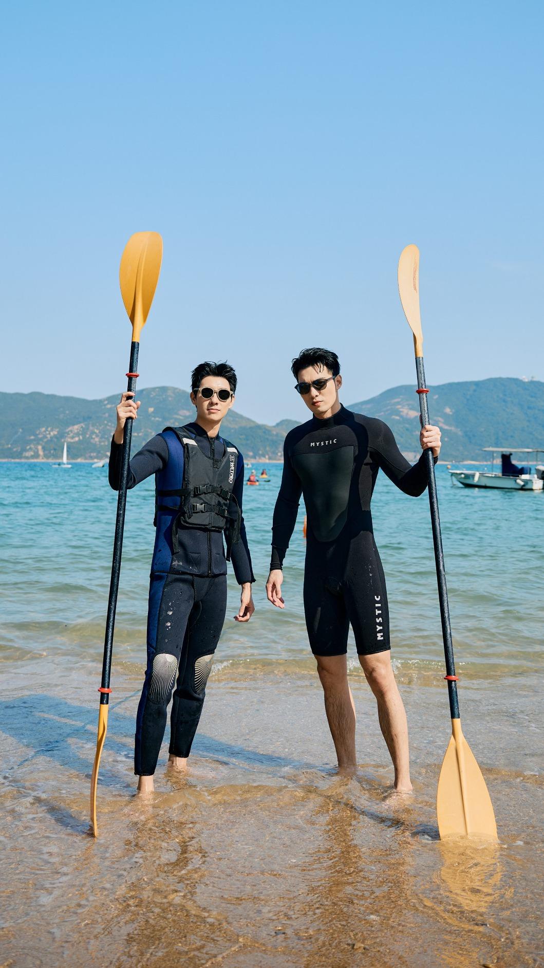 彭千祐（左）和黃偉晉體驗划獨木舟。（圖／源活國際娛樂提供）