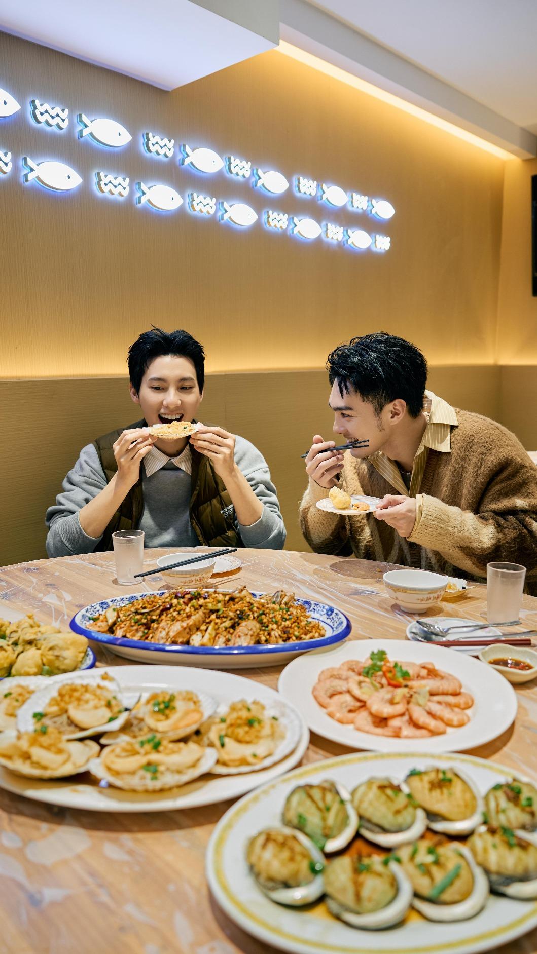 黃偉晉和彭千祐開心品嘗香港美食。（圖／源活國際娛樂提供）