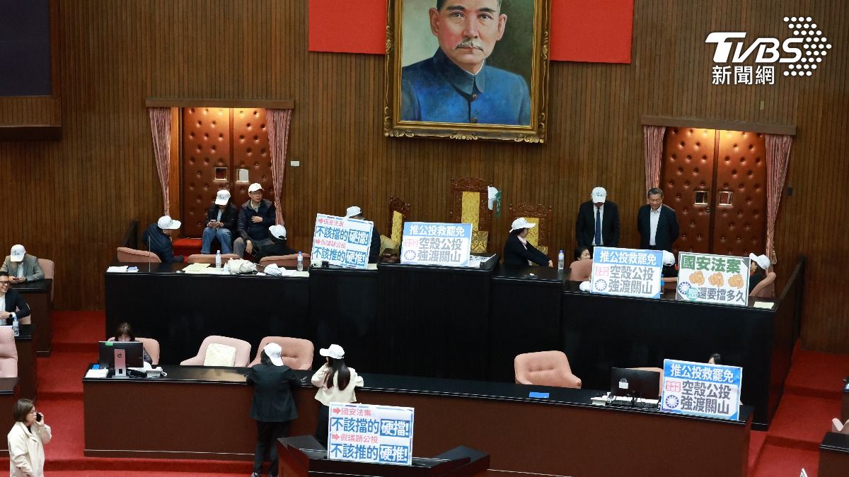 綠委佔領主席台，立法院議場無法恢復運作。（圖／華子琛攝）