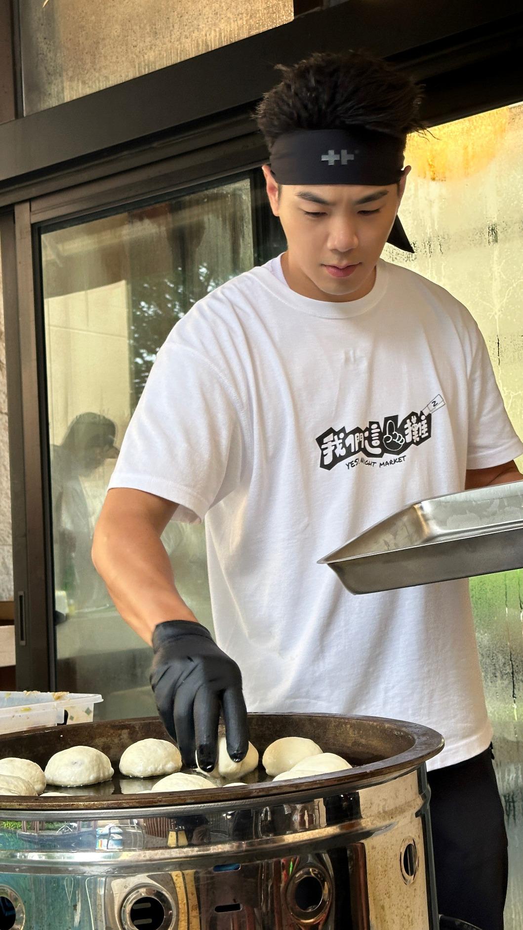 禾浩辰沒注意火侯，生煎包全毀。（圖／三立提供）