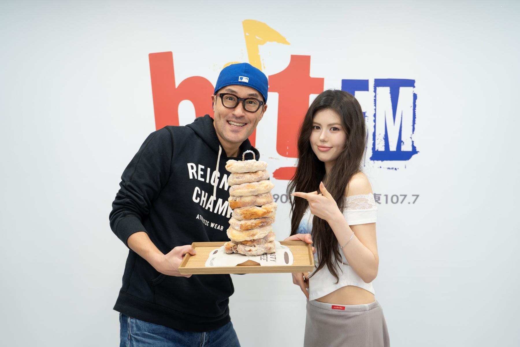 Bryan準備脆皮甜甜圈讓Olivia Marsh（右）大快朵頤。（圖／Hit Fm聯播網提供）