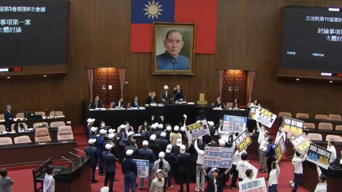 民進黨團總召柯建銘衝上主席台，還敲了兩下議事槌。（圖／翻攝自國會頻道）
