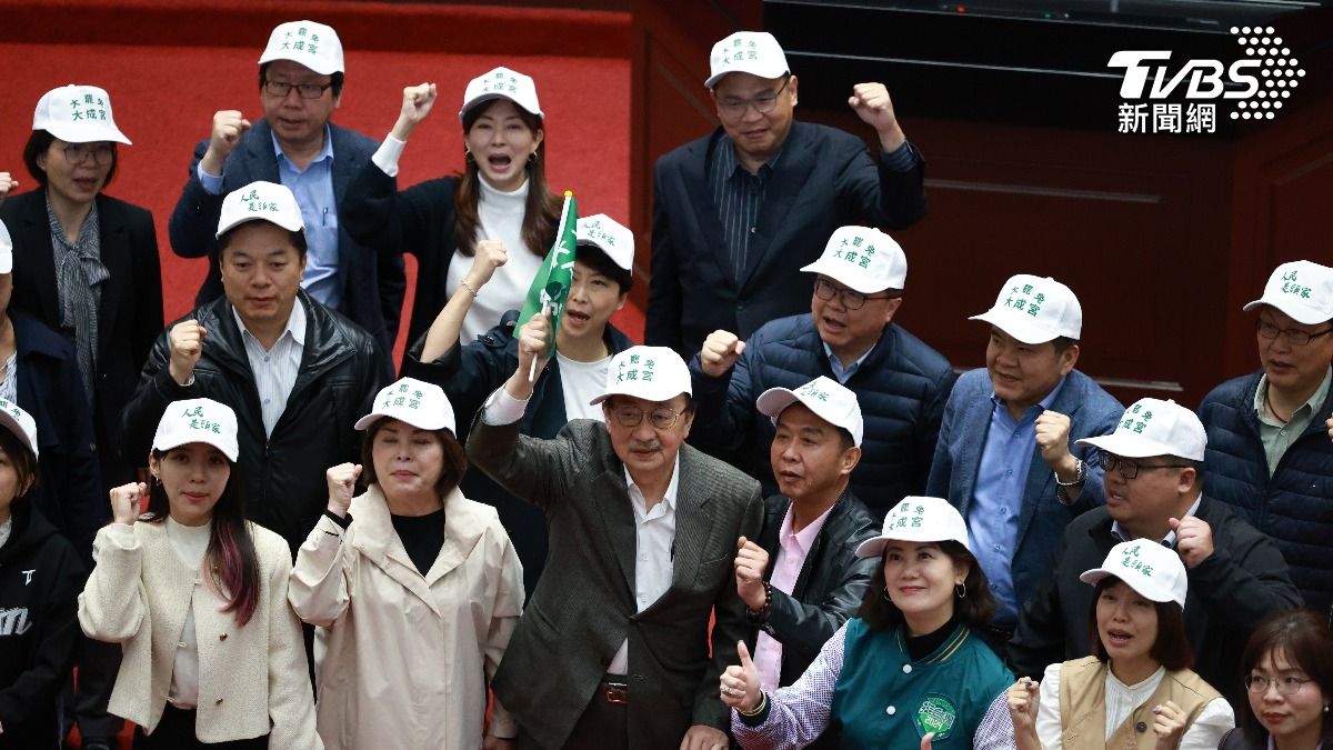 民進黨團在院會結束後齊喊「大罷免、大成功」。（圖／華子琛攝）