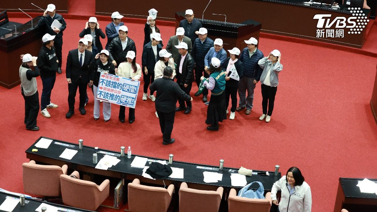 民進黨立委們下午佔領議場，國民黨立委陳玉珍等少數藍委進入議場與綠委們嗆聲。（圖／華子琛攝）