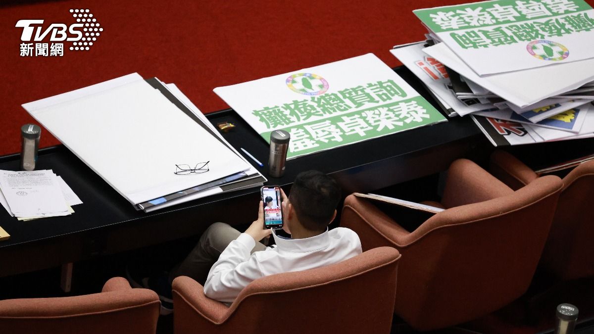 主席台遭占，國民黨立委羅智強留守議場。（圖／華子琛攝）