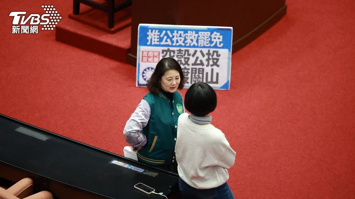綠委吳思瑤、蘇巧慧在場邊交流。（圖／華子琛攝）