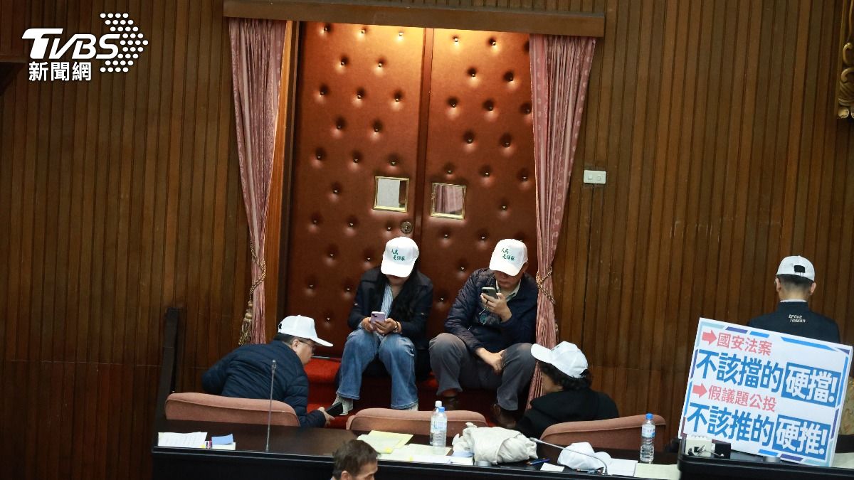 綠委守在議場門口。（圖／華子琛攝）