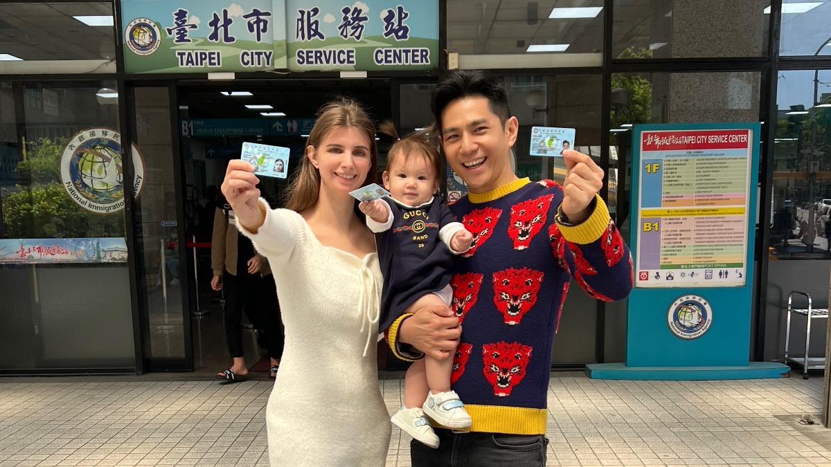 祖雄一家三口終於有台灣居留證。（圖／祖雄提供）