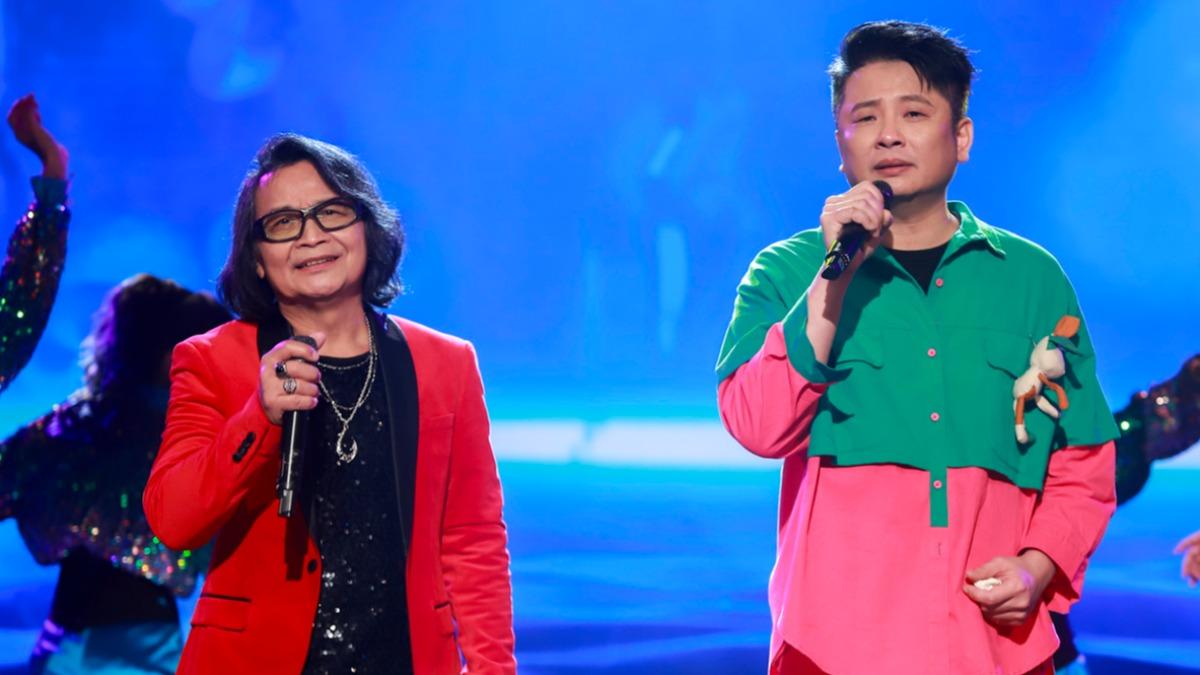 蔡佳麟（右）和沈文沉合唱。（圖／民視提供）