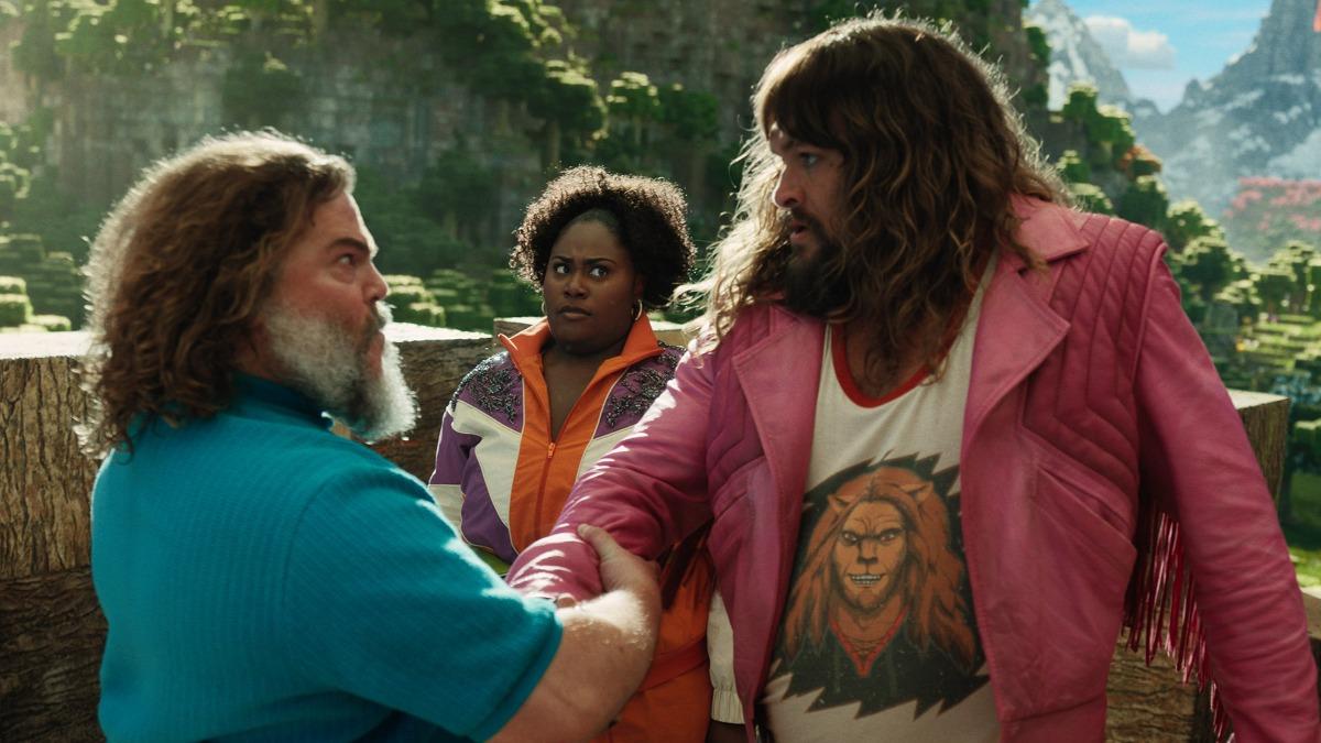 傑森摩莫亞（右）和傑克布萊克在《MINECRAFT麥塊電影》搞笑飆戲磨練出好交情。（圖／華納兄弟提供）