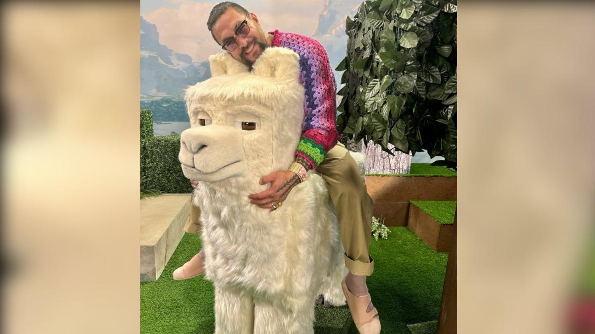 傑森摩莫亞初次演出純喜劇超開心。（圖／翻攝自IG）