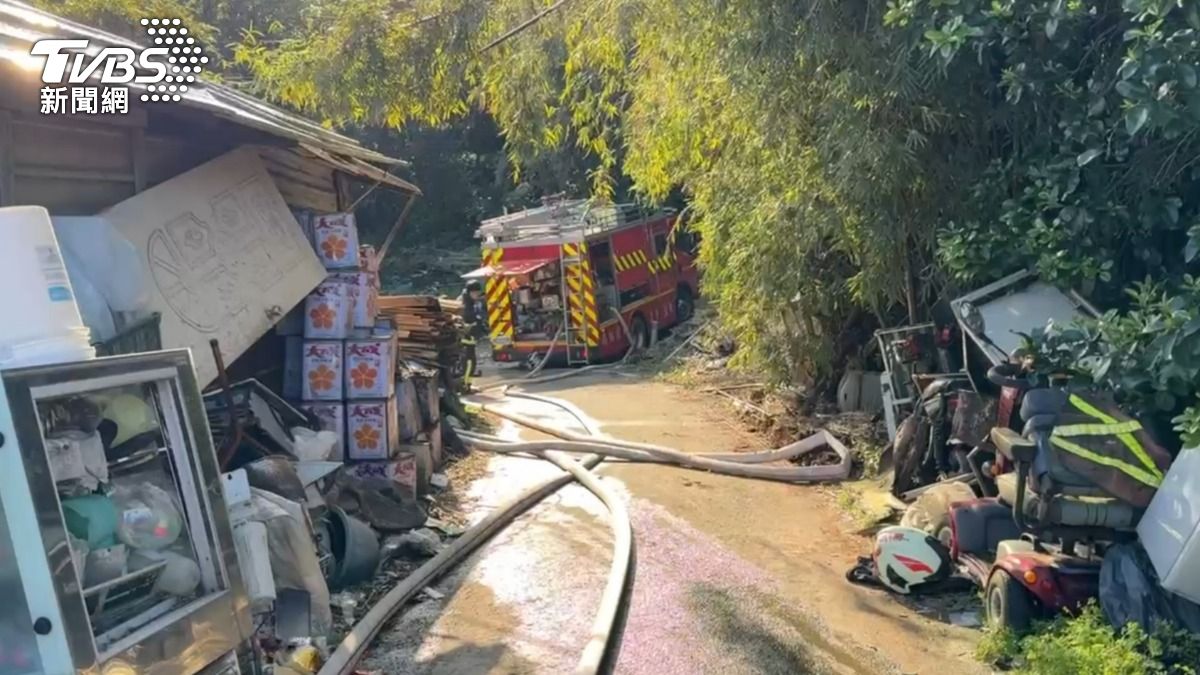 現場道路狹窄，消防車難以進入。（圖／TVBS）