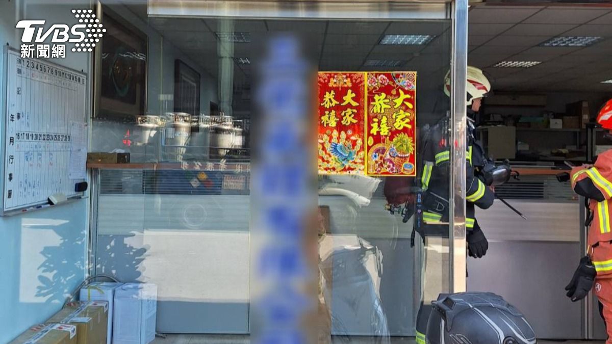 警消人員到場救援。(圖/TVBS) 警消人員到場救援。(圖/TVBS)