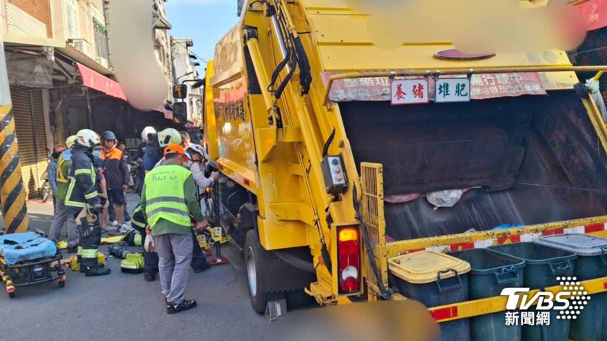 警消獲報前往趕緊將受困詹婦救出。（圖／TVBS）