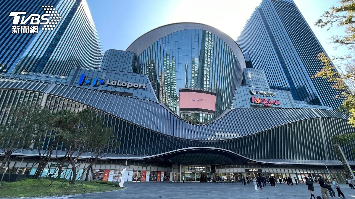 南港LaLaport平日開幕依然擠爆，讓網友忍不住發問「都不用上班」？（圖／潘建樺攝）
